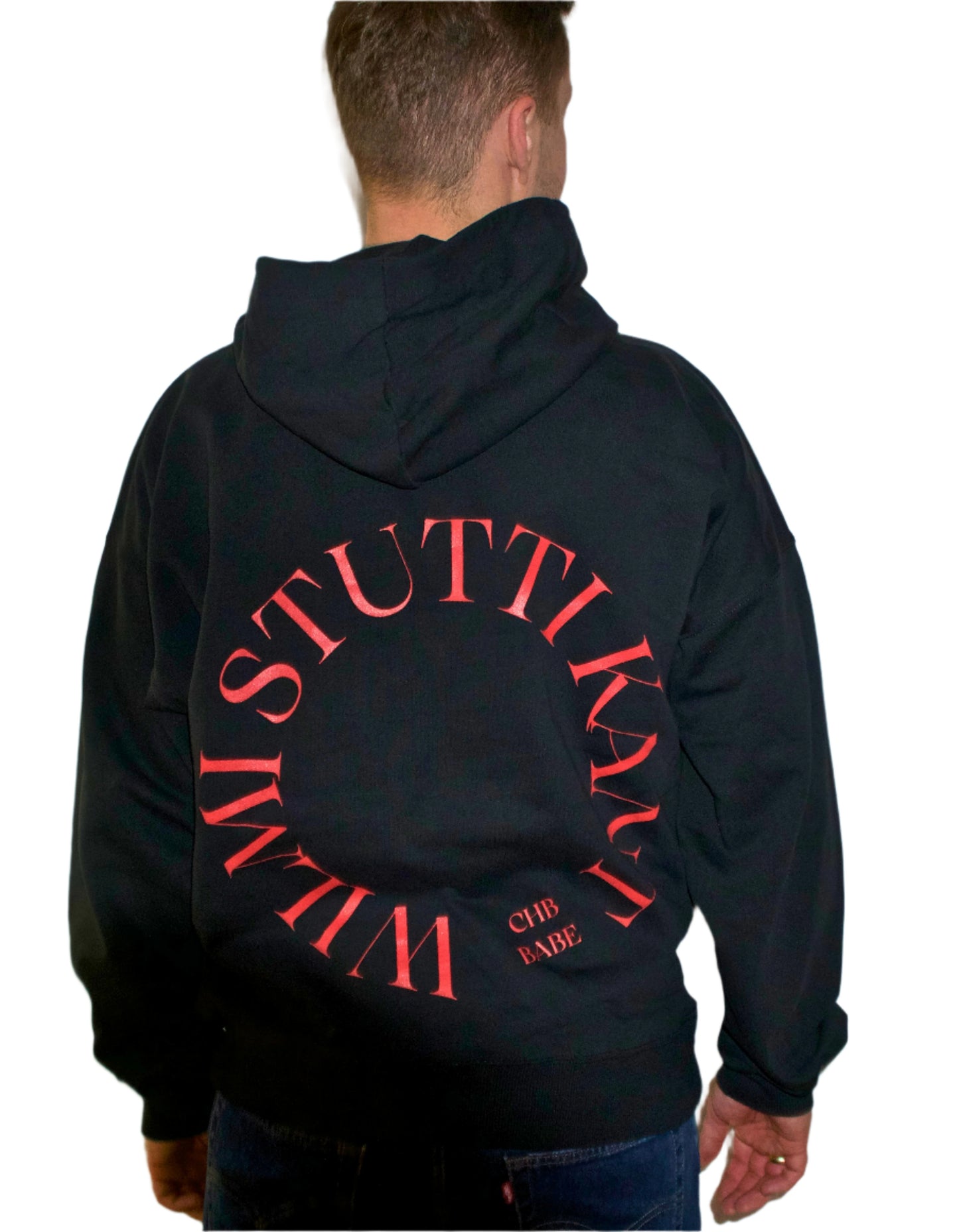Schwarzer Hoodie mit der Aufschrift "STUTTI KANT WILMI CHB BABE" getragen von einem Mann