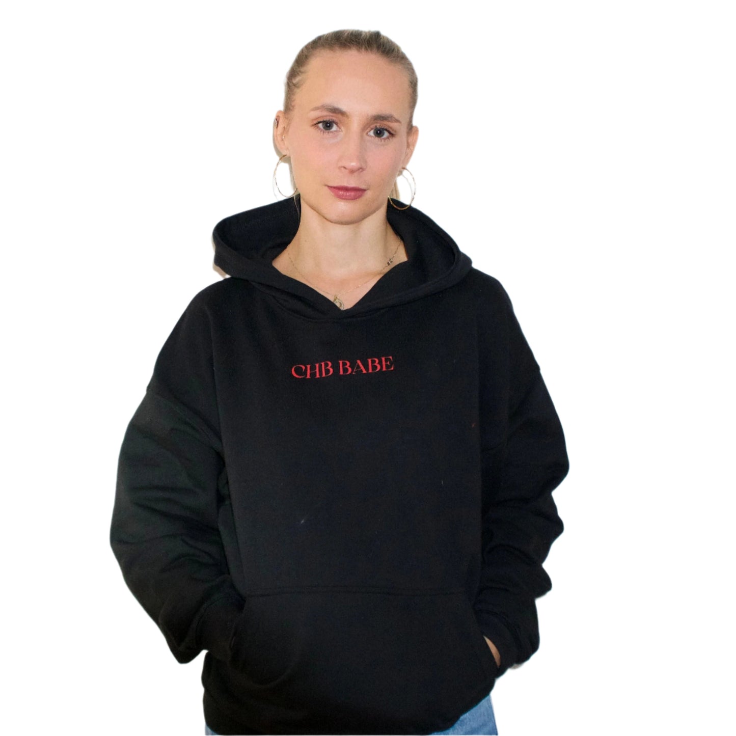 Schwarzer Hoodie mit dem Schriftzug "CHB BABE" getragen von einer Frau