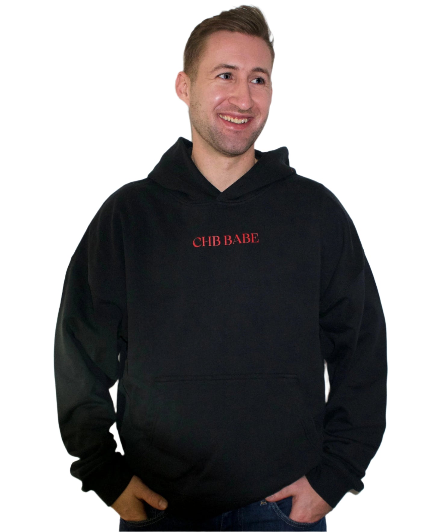 Schwarzer Hoodie mit der Aufschrift "CHB BABE" getragen von einem Mann
