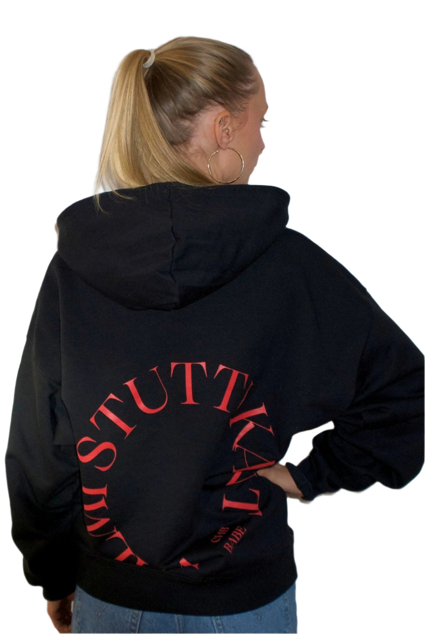 Schwarzer Hoodie mit der Aufschrift "STUTTI KANT WILMI CHB BABE" getragen von einer Frau