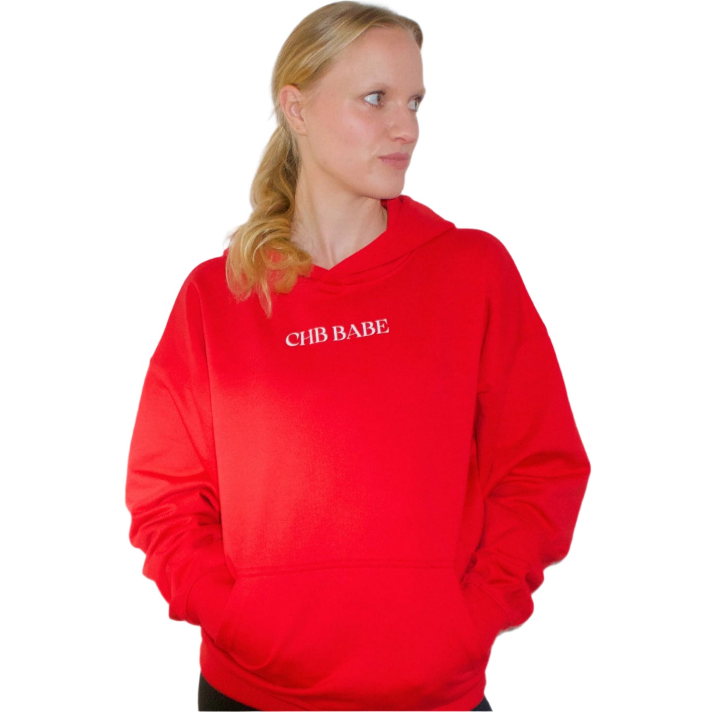 Roter Hoodie mit Schriftzug "CHB BABE" getragen von Frau