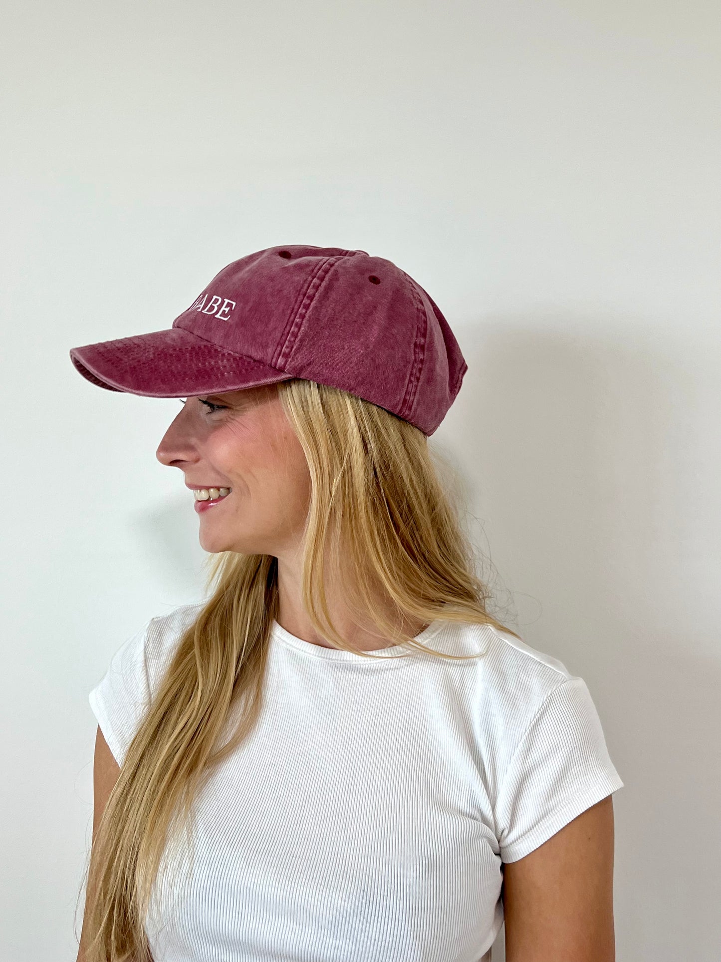 Seitenansicht der Vintage Cap in Dunkelrot mit CHB BABE-Logo