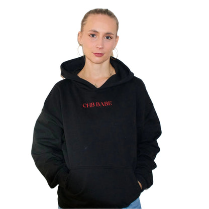 Schwarzer Hoodie mit dem Schriftzug "CHB BABE" getragen von einer Frau