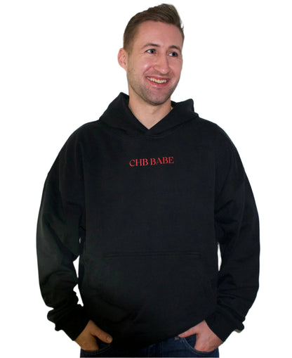 Schwarzer Hoodie mit der Aufschrift "CHB BABE" getragen von einem Mann