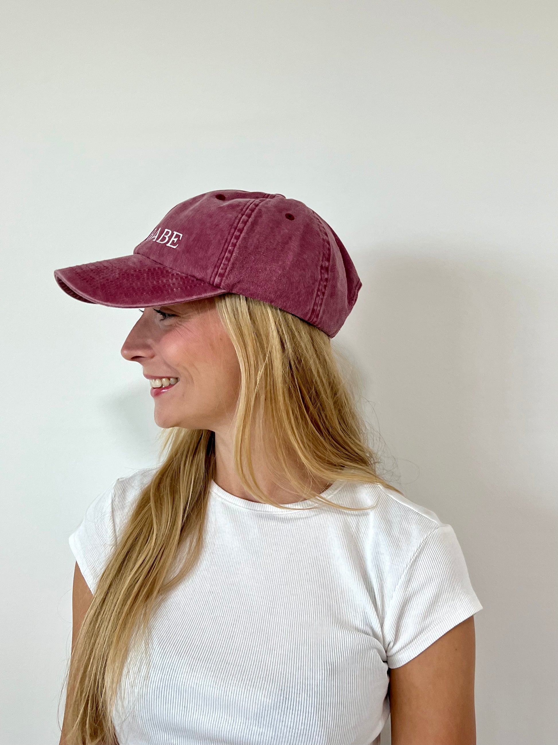 Seitenansicht der Vintage Cap in Dunkelrot mit CHB BABE-Logo